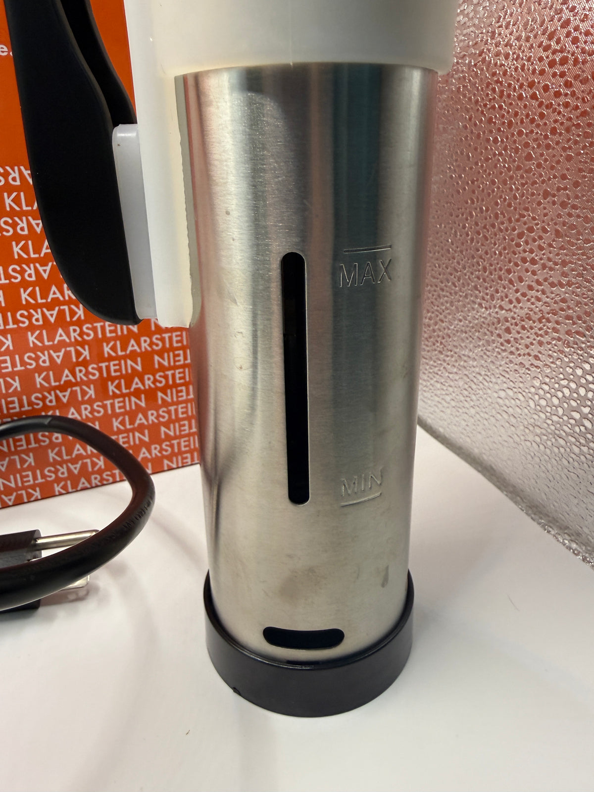 Side view showing water level indicator on Klarstein Sous Vide Stick
