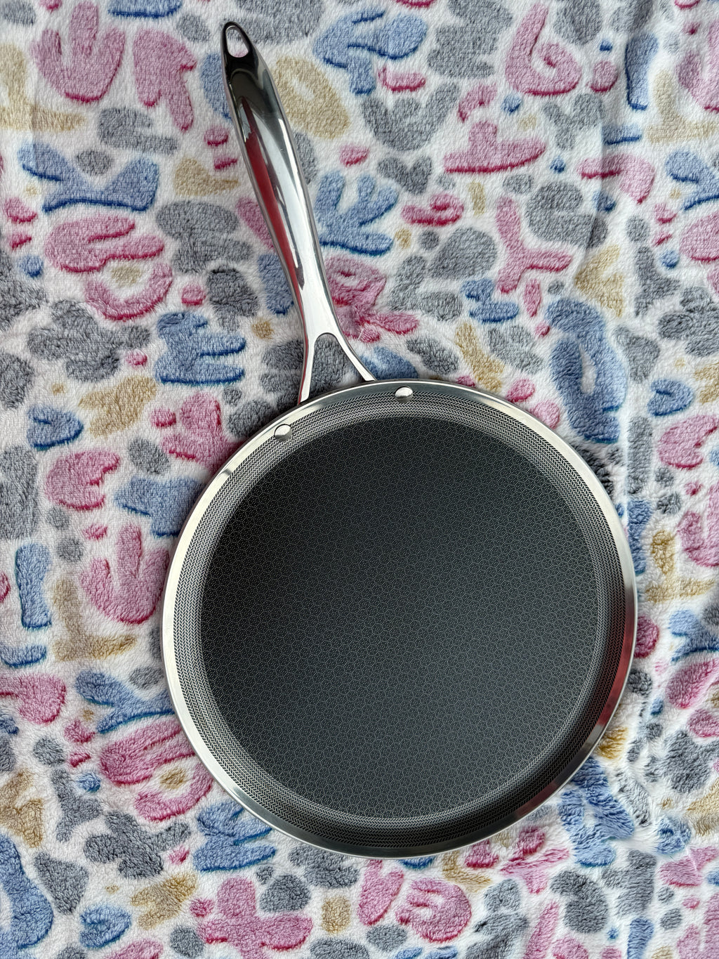 Hexclad Hybrid 12 inch Griddle Pan top view showing honeycomb surface