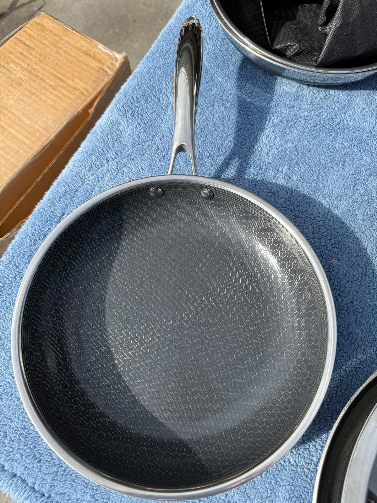 Hexclad Hybrid 8 inch frying pan top view