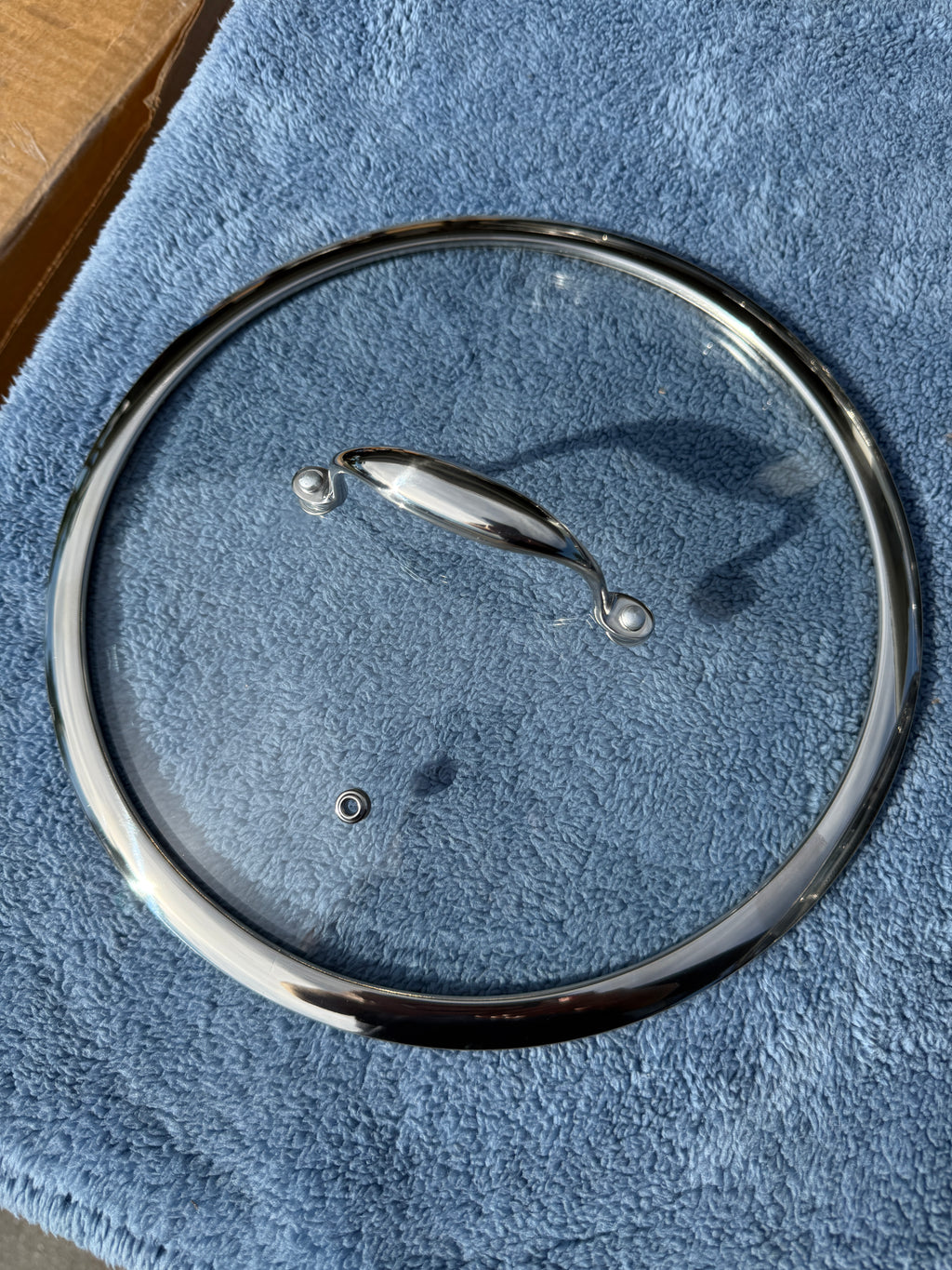 Glass lid for frying pan with stainless steel handle and steam vent