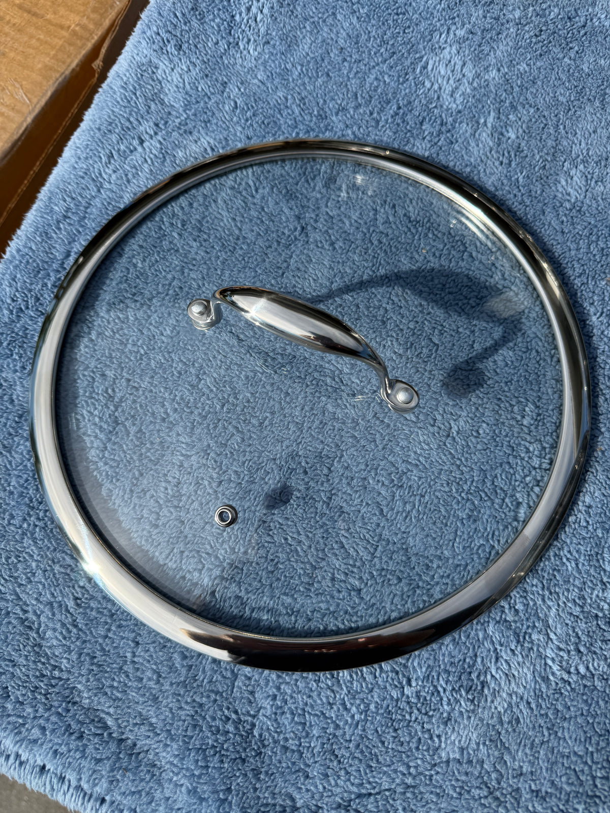 Glass lid for frying pan with stainless steel handle and steam vent