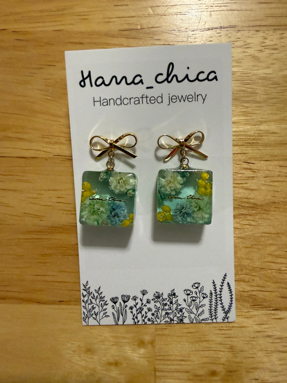 Hana_chica handcrafted resin earrings with natural flowers and gold bow motif
