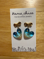 Hana_chica handcrafted resin heart earrings with gold bow on white card