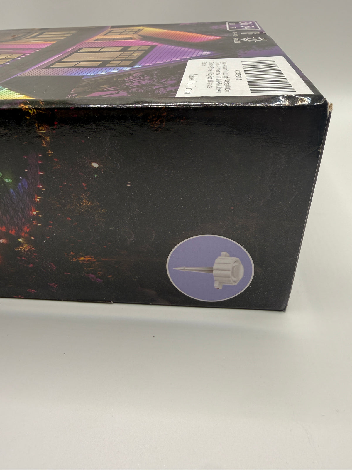 Close up of packaging corner illustrating outdoor light stake