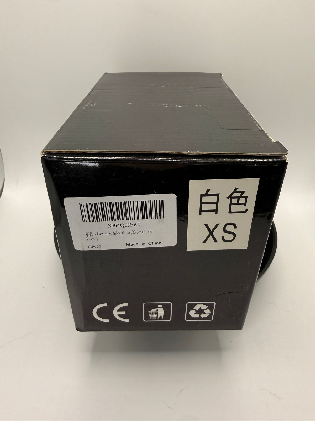 Box label showing size XS and product info